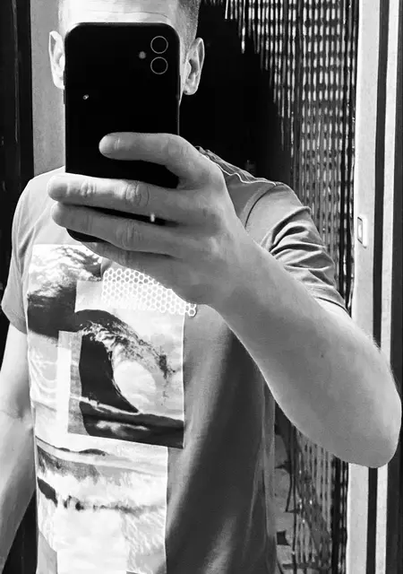 Слава из Керчи, мне 42, познакомлюсь для приятного времяпровождения