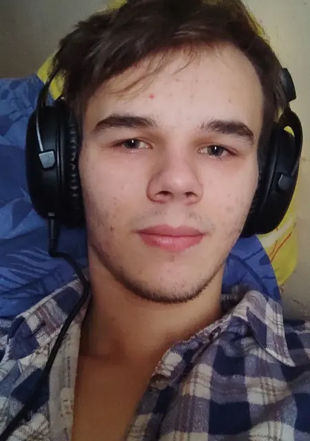 Денис из Большого Камня, мне 21, познакомлюсь для общения