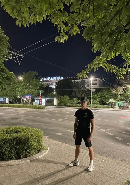 Артем из Великих Лук, ищу на сайте знакомства на одну ночь