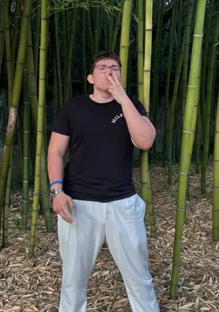 Я Саня, 18, знакомлюсь на одну ночь в Сургуте