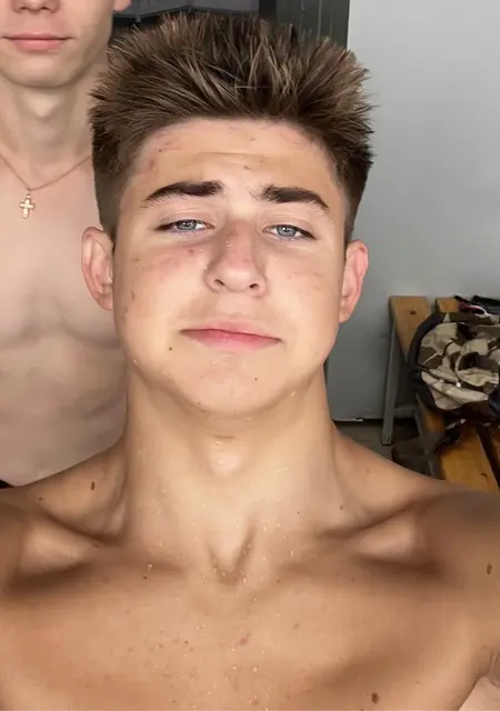 Я Михаил, 19, из Оренбурга, ищу знакомства на одну ночь