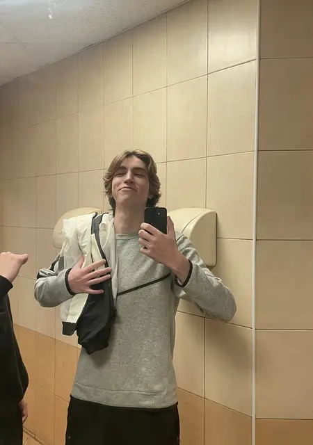 Я Данияр, 20, из Москвы, ищу знакомства без обязательств