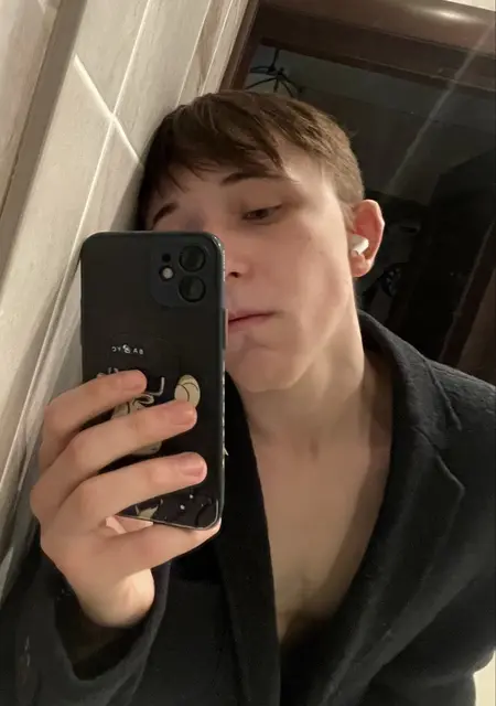 Я Михаил, 18, из Москвы, ищу знакомства без обязательств