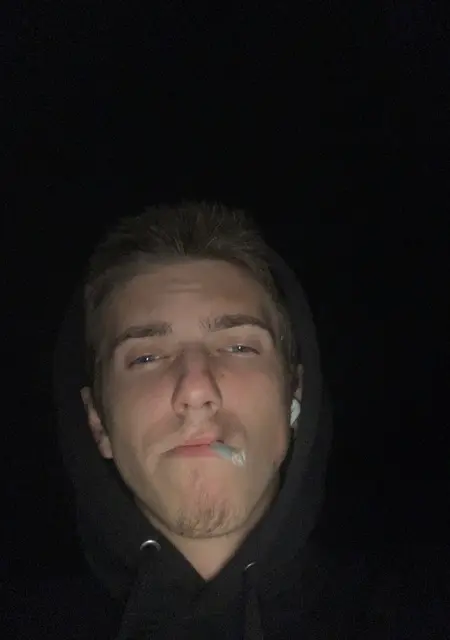 Я Илья, 20, из Новороссийска, ищу знакомства на одну ночь