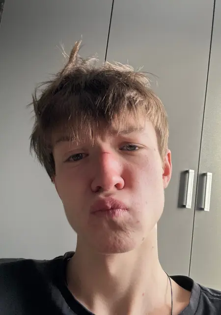 Я Руслан, 18, из Москвы, ищу знакомство для постоянных отношений