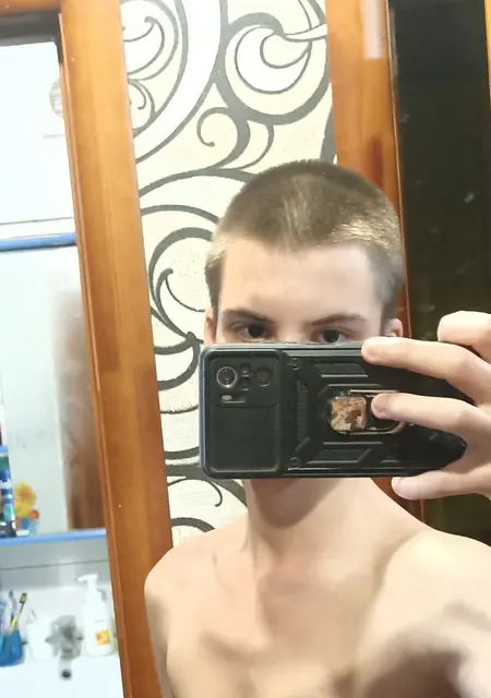 Я Андрей, 18, из Москвы, ищу знакомства без обязательств