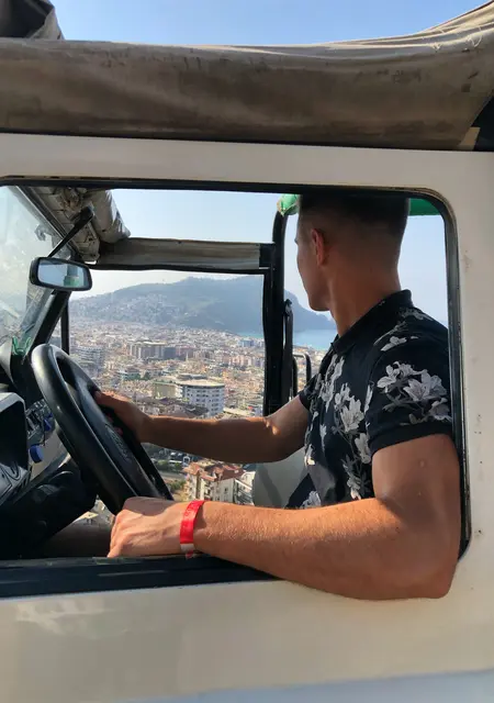 Я Иван, 21, из Нижневартовска, ищу знакомства без обязательств