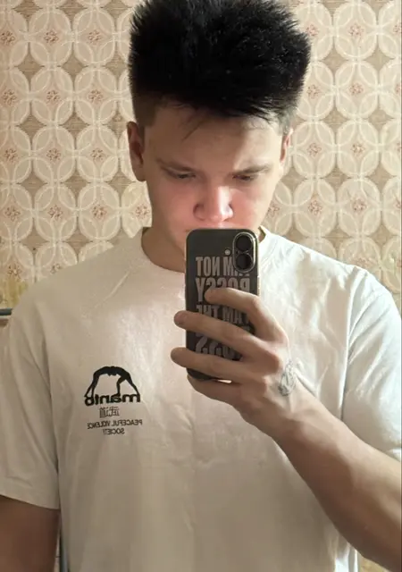 Я Богдан, 18, знакомлюсь для общения в Новосибирске