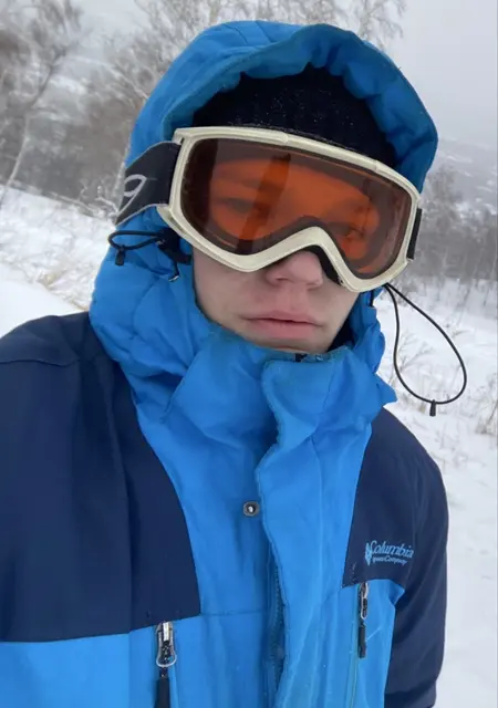 Я Александр, 19, знакомлюсь на одну ночь в Мысках