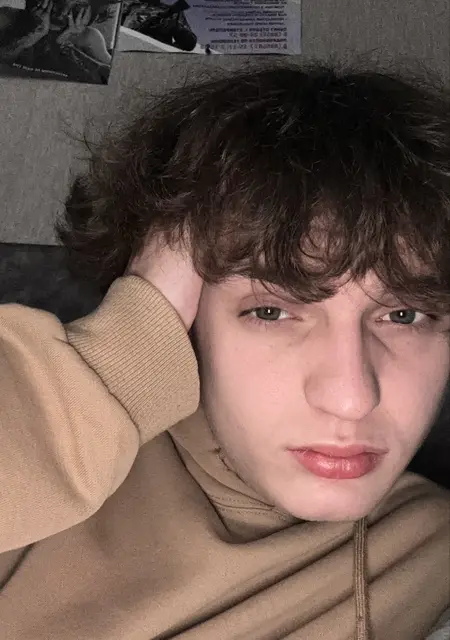 Я Лёха, 18, из Саратова, ищу знакомство для открытые отношения
