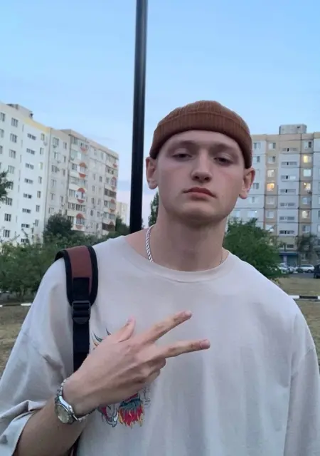 Кирилл из Старого Оскола, мне 20, познакомлюсь для приятного времяпровождения