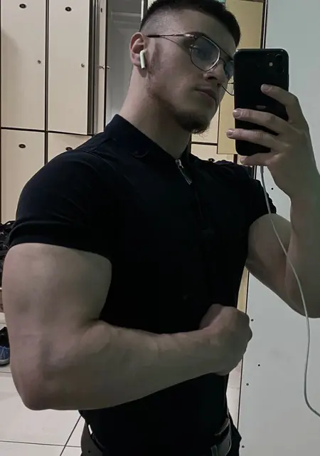 Я Александр, 18, из Мичуринска, ищу знакомства на одну ночь