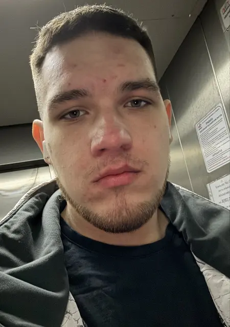 Я Артем, 22, из Нефтеюганска, ищу знакомства без обязательств