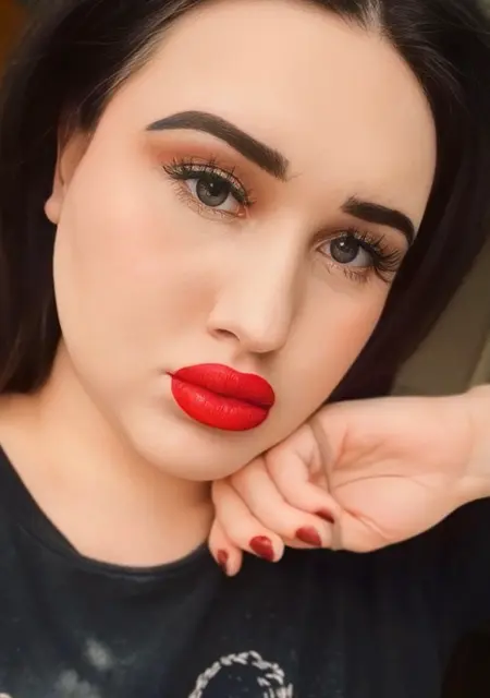 Я Полина, 23, из Москвы, ищу знакомства без обязательств