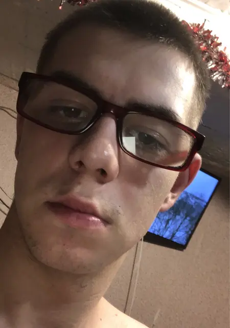 Я Александр, 19, знакомлюсь для постоянных отношений в Екатеринбурге