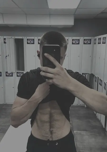 Я Кирилл, 18, из Новошахтинска, ищу знакомства без обязательств