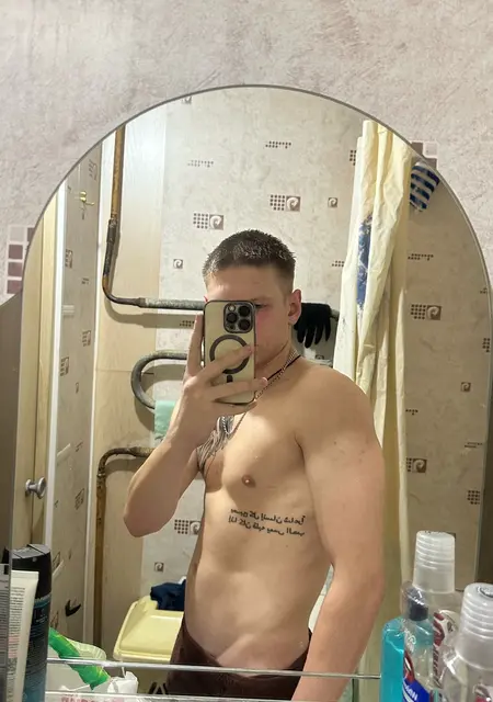 Я Денис, 21, из Североморска, ищу знакомства на одну ночь