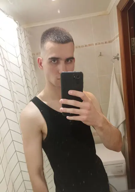 Я Артем, 21, из Энгельса, ищу знакомства на одну ночь