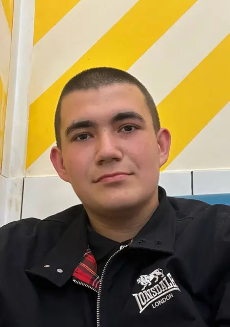 Я Александр, 20, знакомлюсь на одну ночь в Санкт-Петербурге