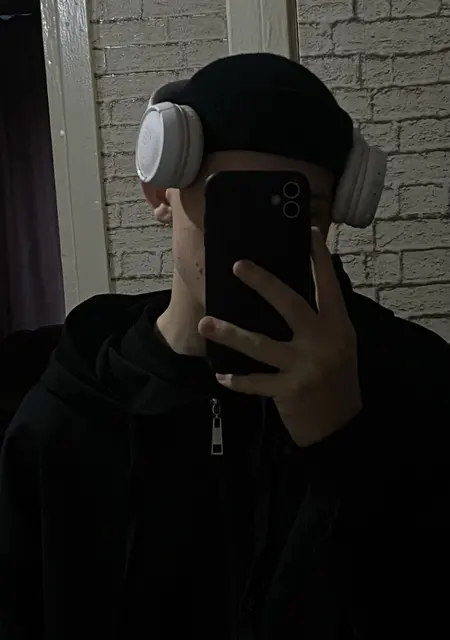 Я Макс, 20, из Санкт-Петербурга, ищу знакомства без обязательств