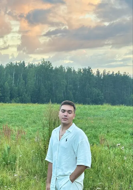 Я Денис, 23, из Нефтеюганска, ищу знакомства на одну ночь