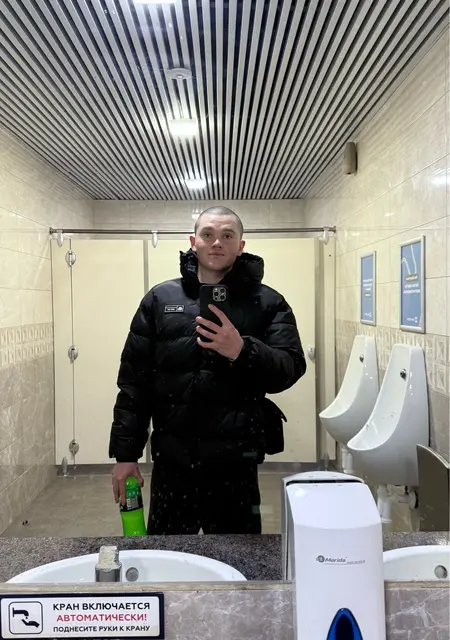 Я Глеб, 19, из Кингисеппа, ищу знакомство для приятного времяпровождения