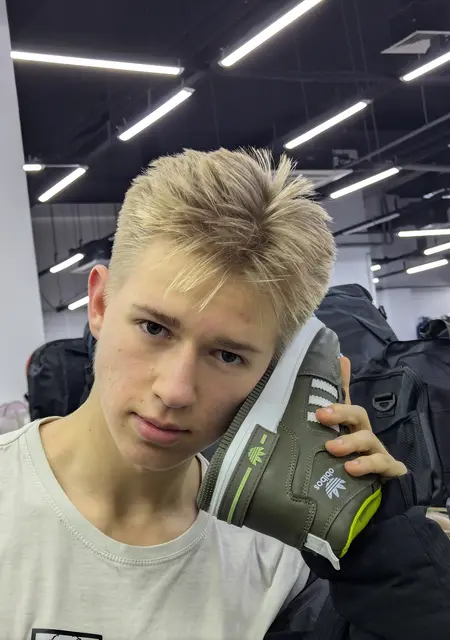 Я Макс, 19, из Екатеринбурга, ищу знакомства без обязательств