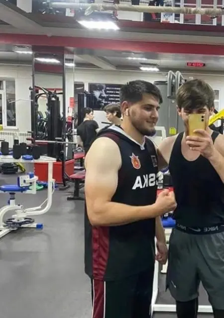 Мансур з Бердянська, мені 28 років, познайомлюсь для спілкування