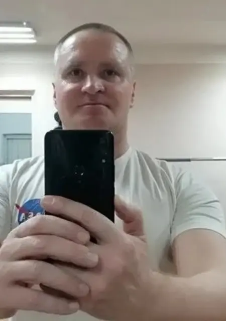 Влад из Смоленска, мне 45, познакомлюсь без обязательств