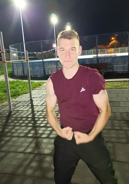 Я Степан, 19, из Челябинска, ищу знакомство для приятного времяпровождения