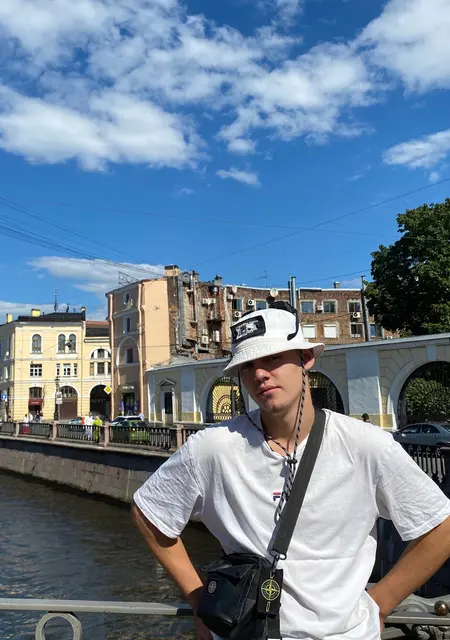 Я Ваня, 20, из Златоуста, ищу знакомства без обязательств