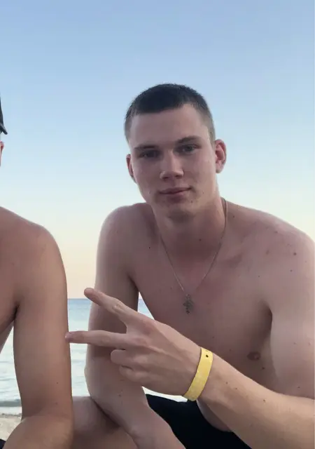 Я Денис, 18, из Омска, ищу знакомства без обязательств