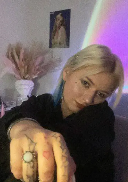 Полина из Абинска, мне 19, познакомлюсь на одну ночь