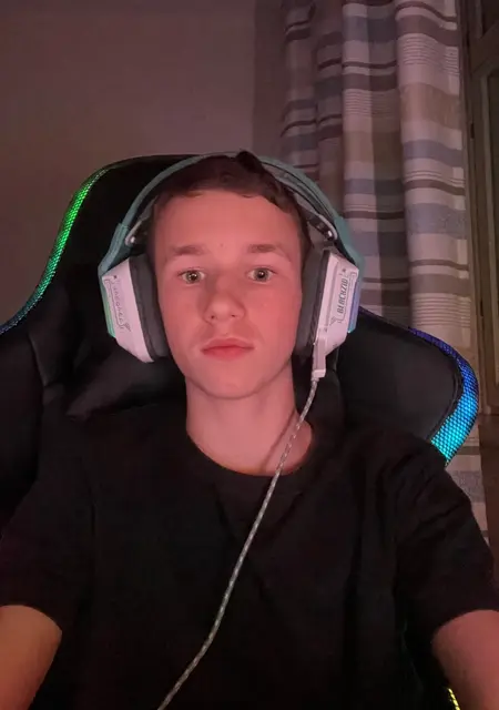 Я Егор, 19, из Мытищ, ищу знакомства без обязательств