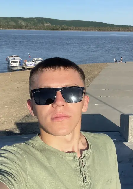 Я Влад, 19, из Хабаровска, ищу знакомства без обязательств