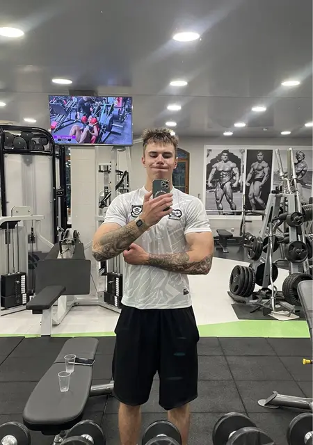 Данила из Тюмени, мне 21, познакомлюсь для приятного времяпровождения