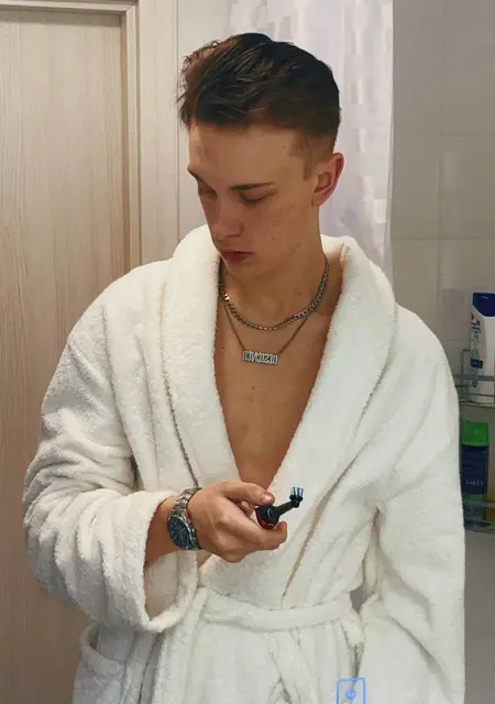 Я Владимир, 21, из Зернограда, ищу знакомства на одну ночь