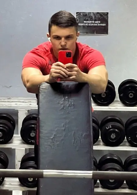 Кирилл из Вышнего Волочка, мне 23, познакомлюсь для приятного времяпровождения