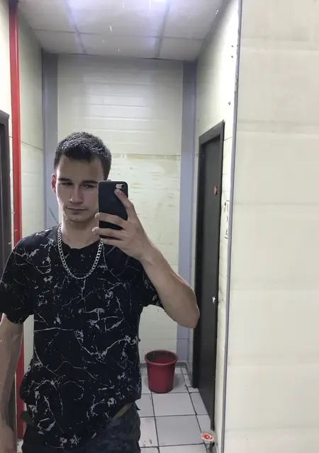 Я Дмитрий, 19, из Магадана, ищу знакомства на одну ночь