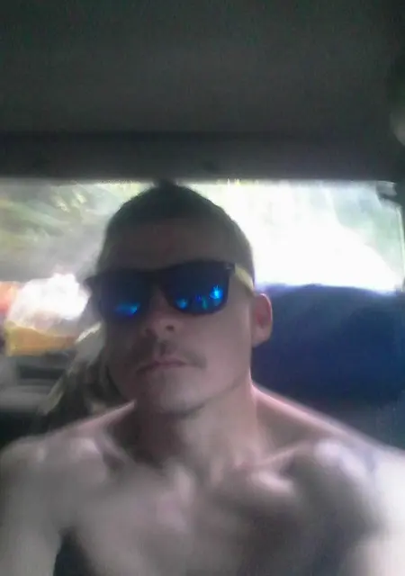 Denis из Луги, ищу на сайте знакомства без обязательств