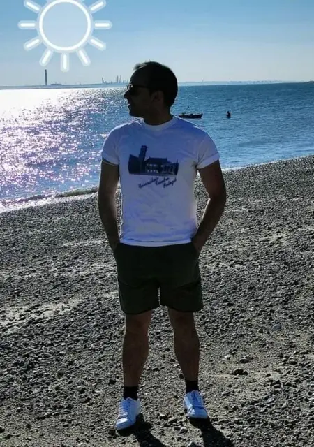 I'm Mihai, 25 from London, seeking connections