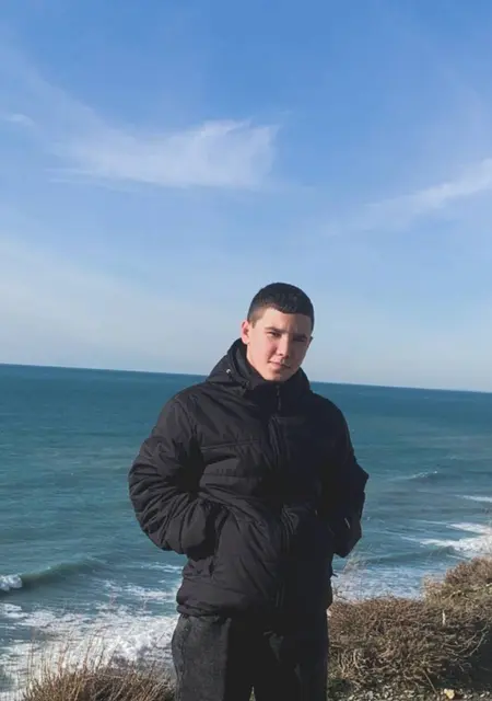 Я Александр, 18, знакомлюсь на одну ночь в Ульяновске