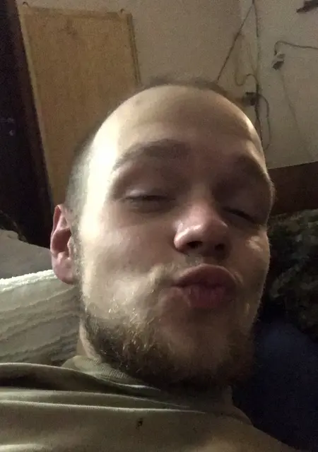 Я Егорушка, 23, из Кирова, ищу знакомства на одну ночь