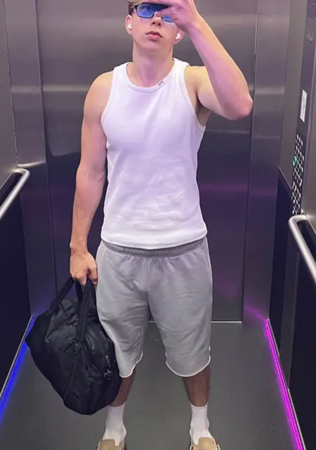 Артур из Пушкина, мне 24, познакомлюсь на одну ночь