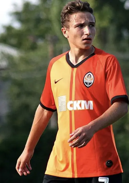 Я Максим, 22 років з Маріуполя, шукаю знайомства без зобов'язань