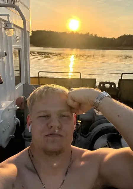 Я Вадим, 21, из Североморска, ищу знакомства на одну ночь