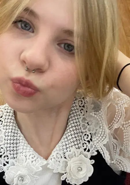 Я Соня, 18, из Саратова, ищу знакомство для вирта