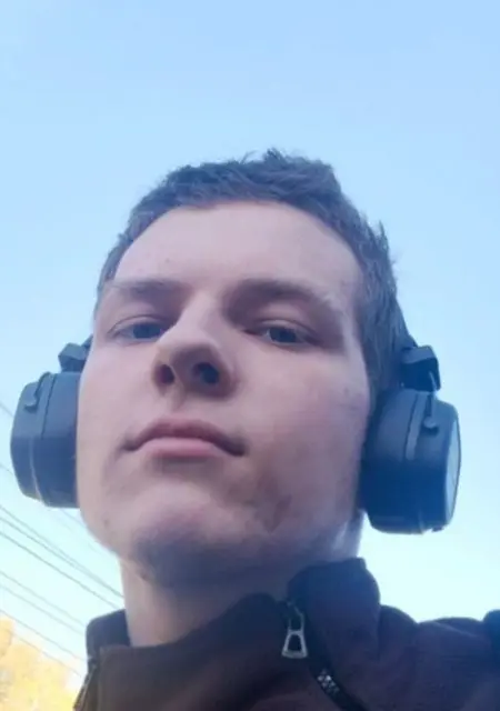 Я Артём, 18, знакомлюсь без обязательств в Орле