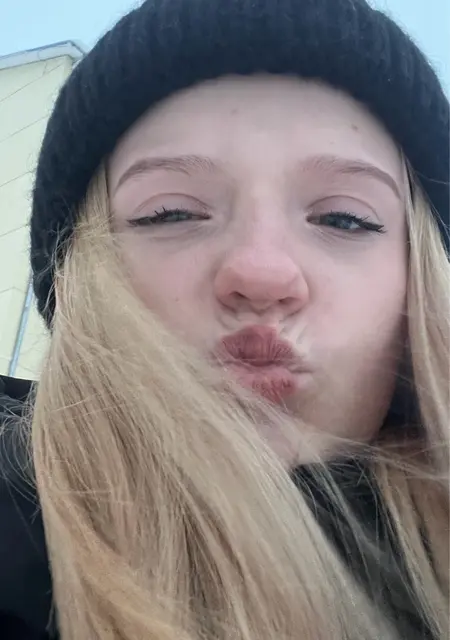 Я Vikkisswq, 19, из Ярославля, ищу знакомство для постоянных отношений