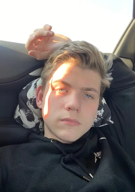 Александр из Краскова, мне 22, познакомлюсь на одну ночь